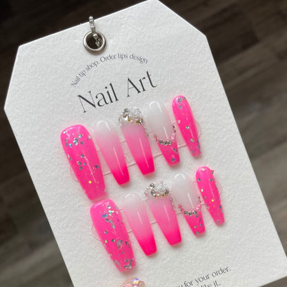 EXTRA LONG COFFIN HOT PINK SHIMMERY PRESSE À LA MAIN SUR LES ONGLES