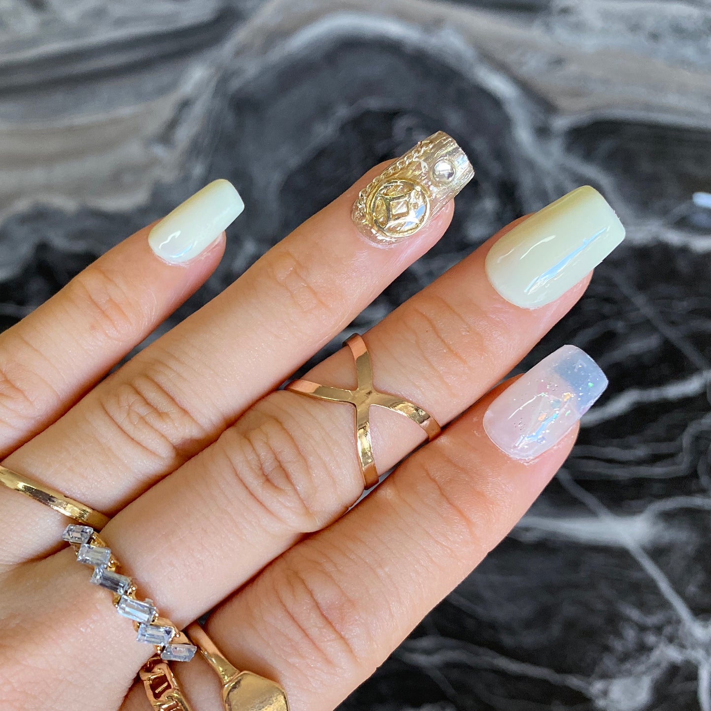 Vivid girls' Sparkly shimmery yellow-gold mixed patterns nails