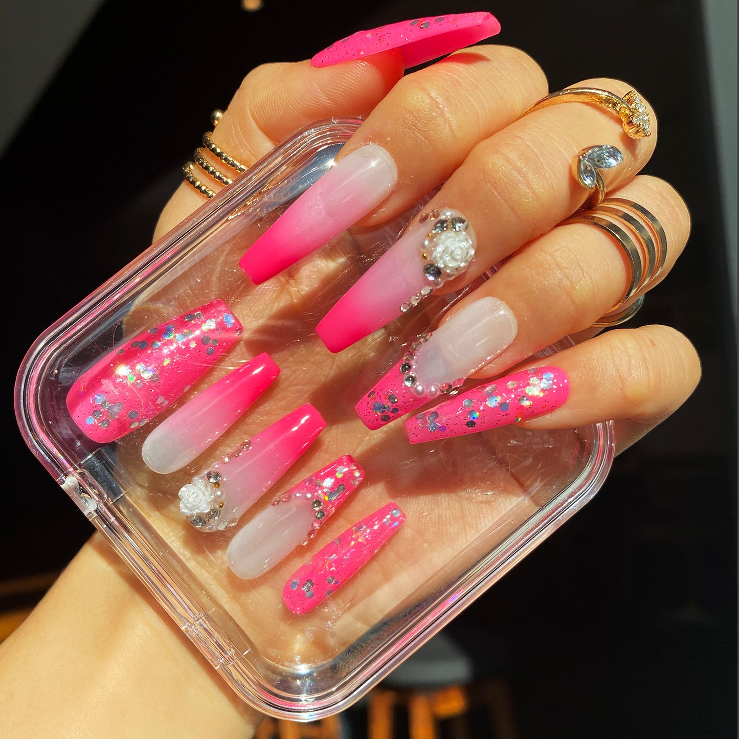 EXTRA LONG COFFIN HOT PINK SHIMMERY PRESSE À LA MAIN SUR LES ONGLES