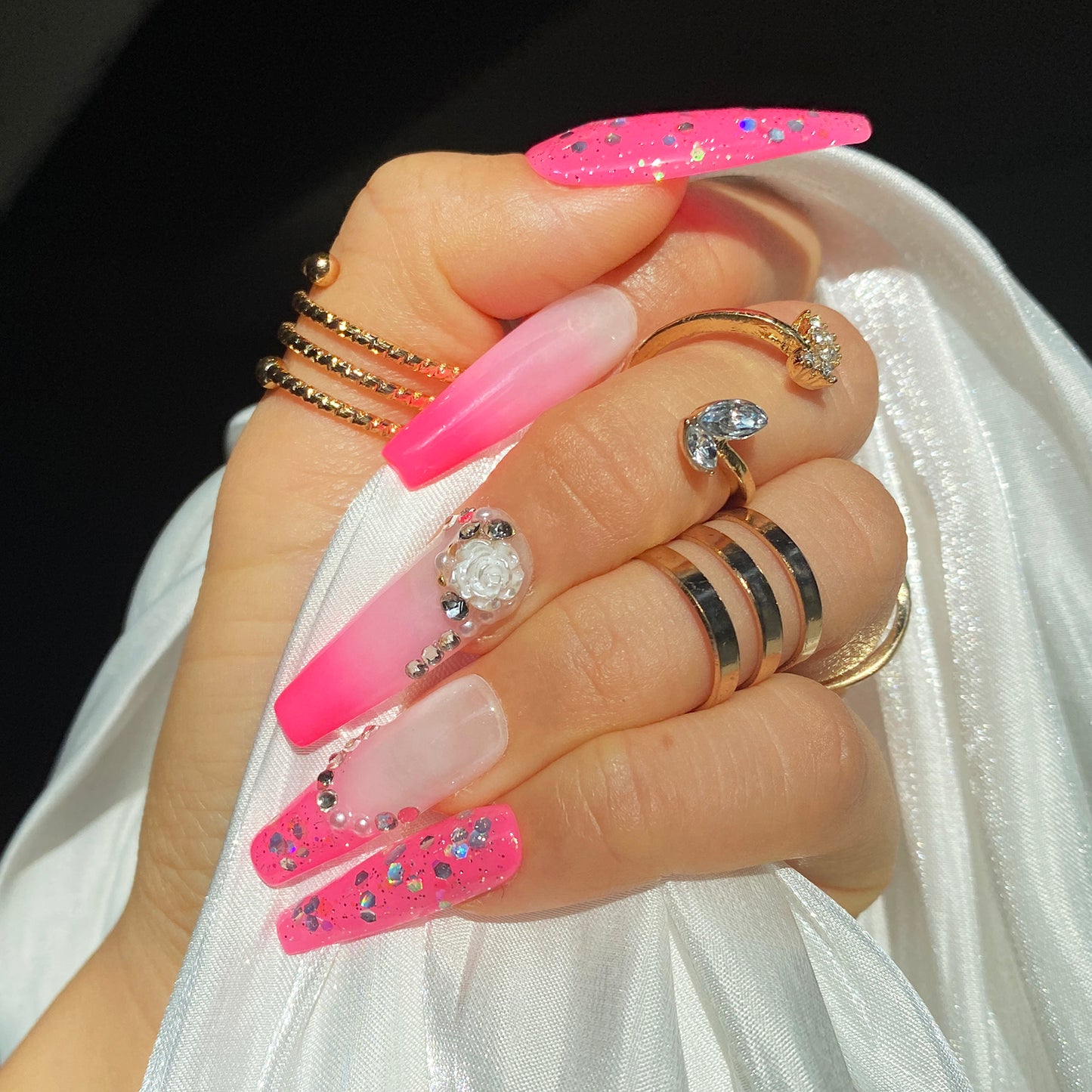 EXTRA LONG COFFIN HOT PINK SHIMMERY PRESSE À LA MAIN SUR LES ONGLES