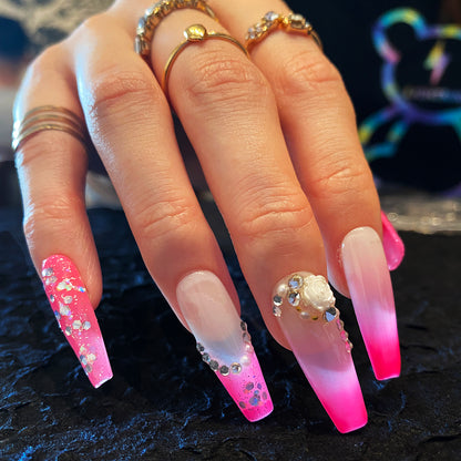 EXTRA LONG COFFIN HOT PINK SHIMMERY PRESSE À LA MAIN SUR LES ONGLES