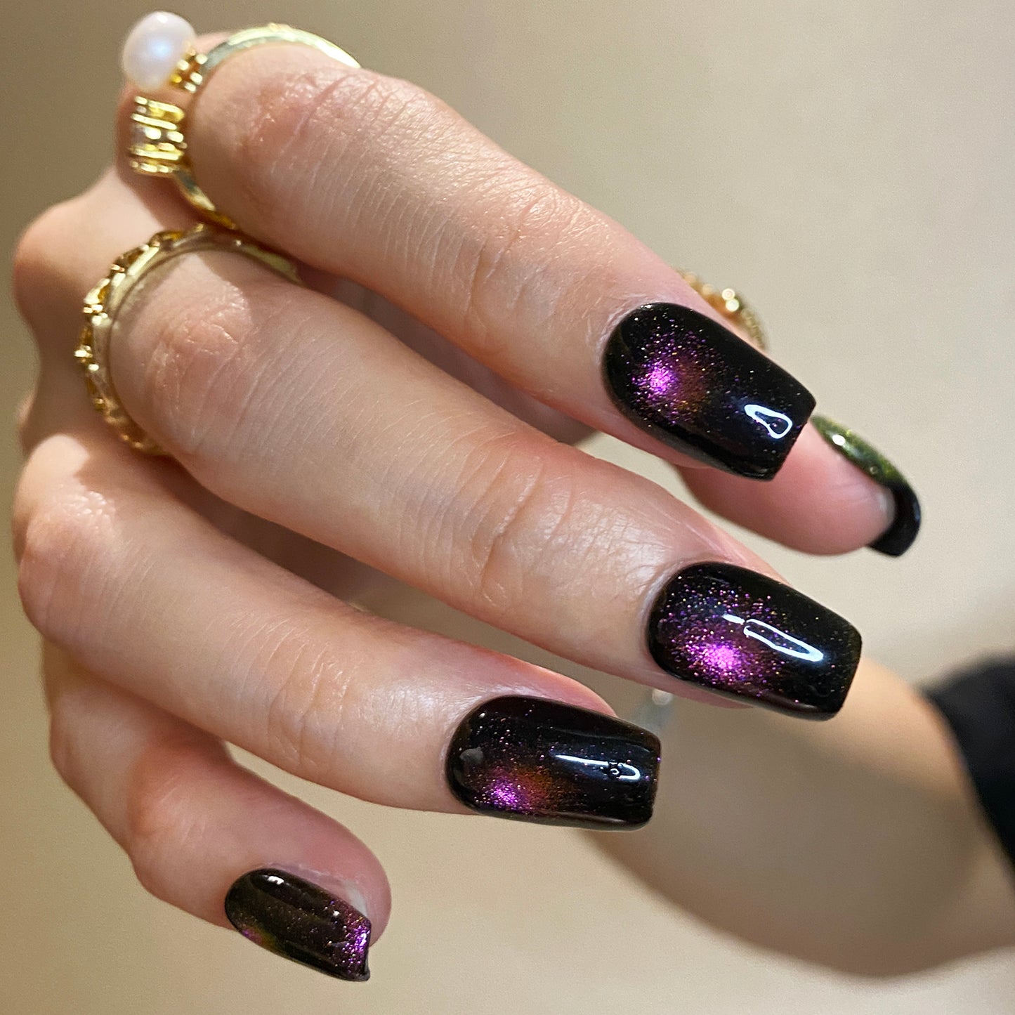 Cat eye fireworks in dark black purple-pink shiny nails